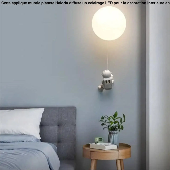 Applique murale planete haloria blanche sphérique avec figurine astronaute suspendue en métal