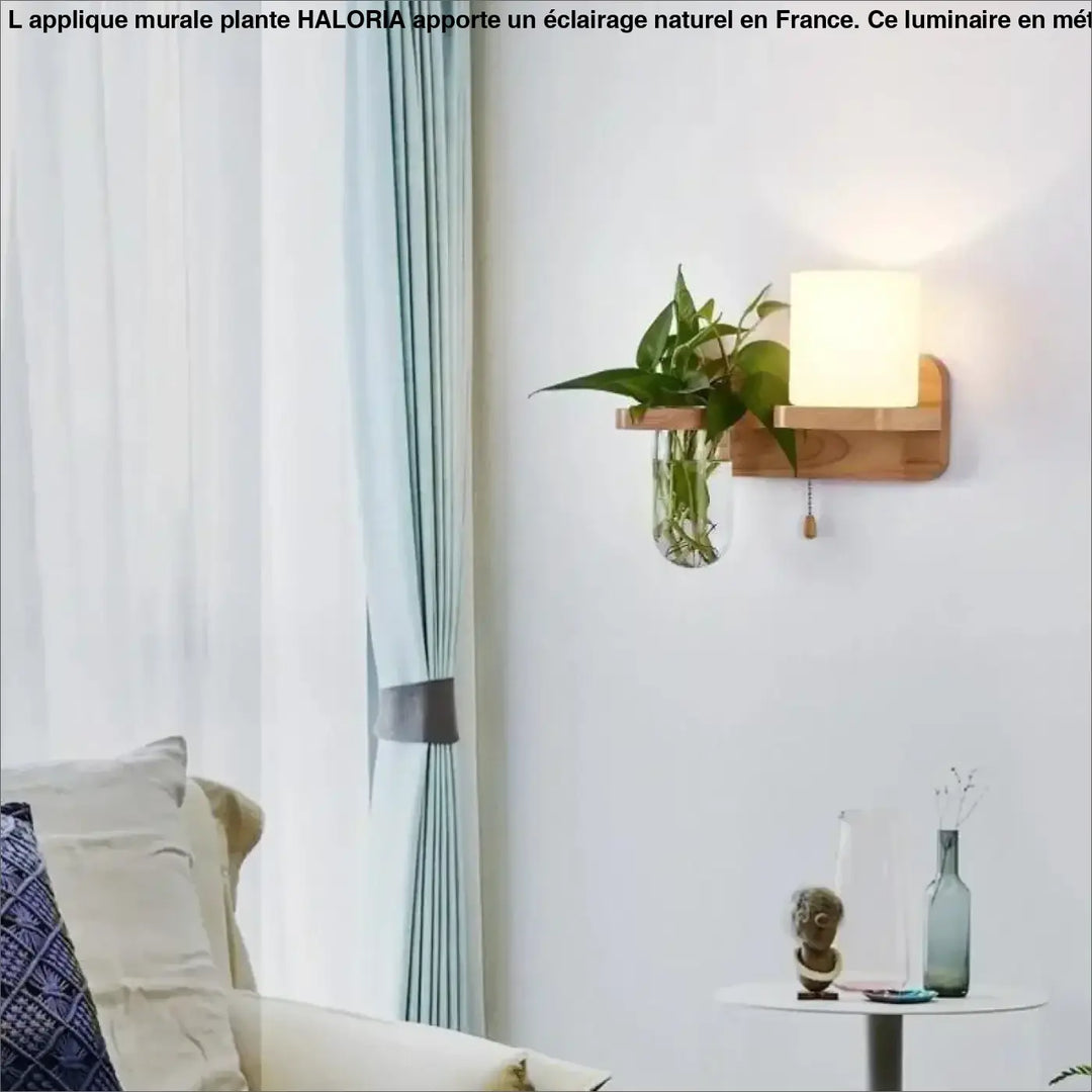 Applique murale plante en bois avec abat-jour en verre dépoli et vase en verre transparent intégré contenant un feuillage vert