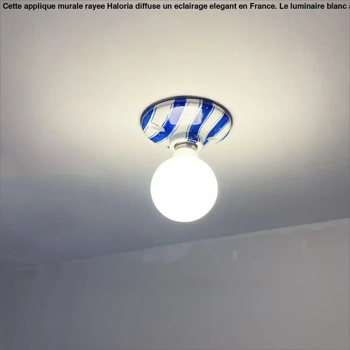 Applique Murale Rayée En Blanc Avec Du Bleu Ou Du Marron