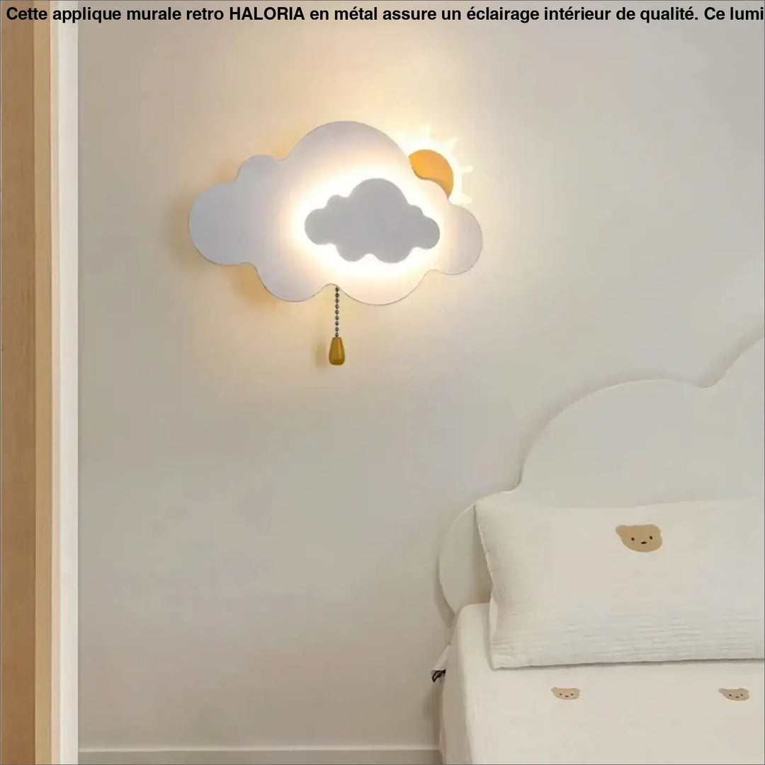 Applique murale nuageuse blanche avec détail soleil jaune et chaînette de tirage modèle nimbus