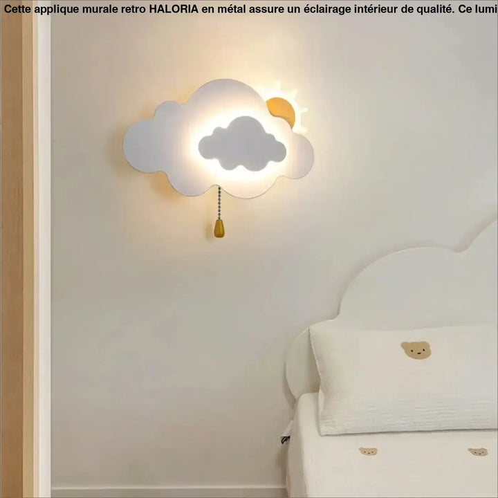 Applique murale nuageuse blanche avec détail soleil jaune et chaînette de tirage modèle nimbus