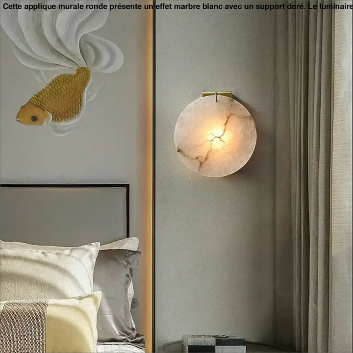 Applique murale ronde à l'effet marbre blanc et à support doré

