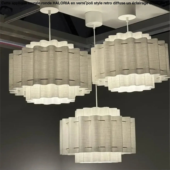 Suspension luminaire élégante wabi avec trois abat-jours en tissu ondulé beige moderne
