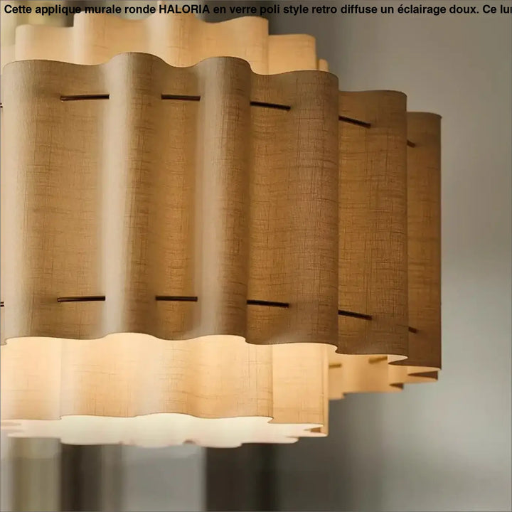 Suspension luminaire wabi en tissu beige tissé avec sections cylindriques ondulées superposées et accents métalliques foncés
