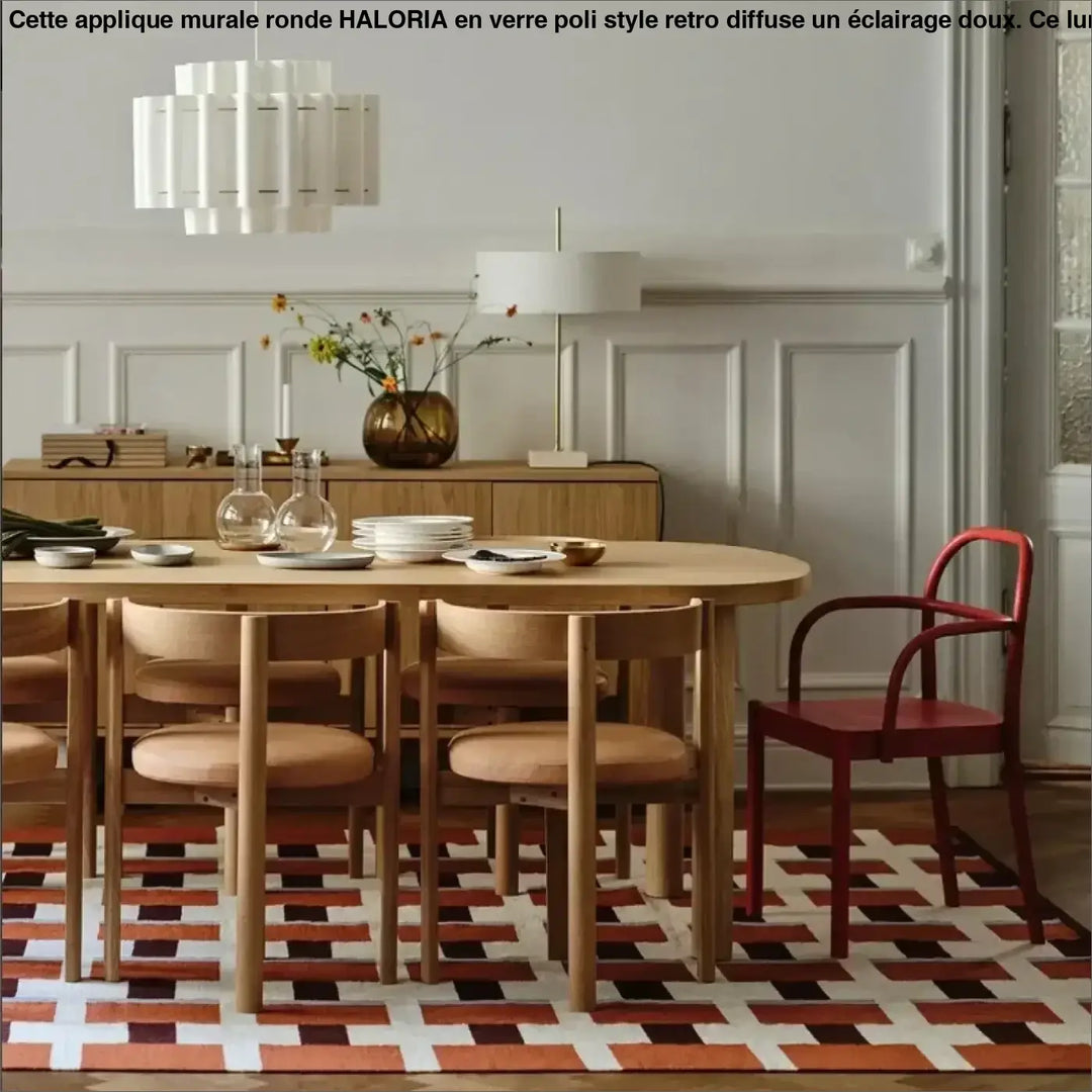 Suspension luminaire wabi avec table ovale en bois clair et chaise rouge métal pour un luminaire élégante