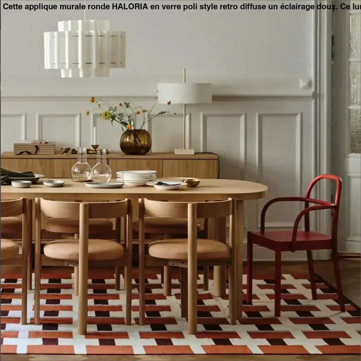 Suspension luminaire wabi avec table ovale en bois clair et chaise rouge métal pour un luminaire élégante