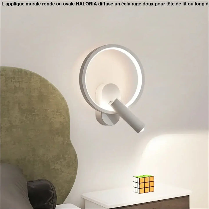 Applique murale ronde blanche moderne avec bras ajustable design minimaliste pour tête de lit haloria