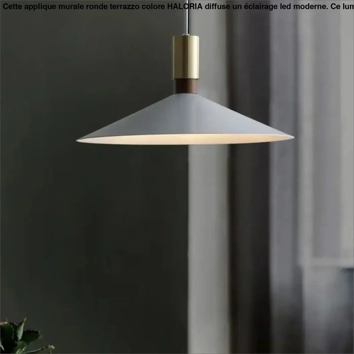 Suspension luminaire moderne cône métal avec détail doré


