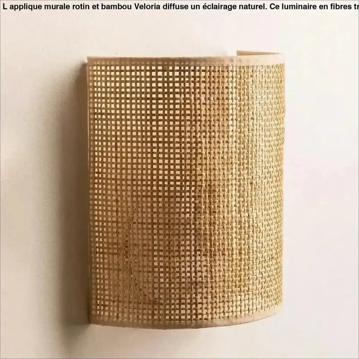 Beige applique murale rotin en rattan tissé avec design cylindrique et motif en grille par veloria