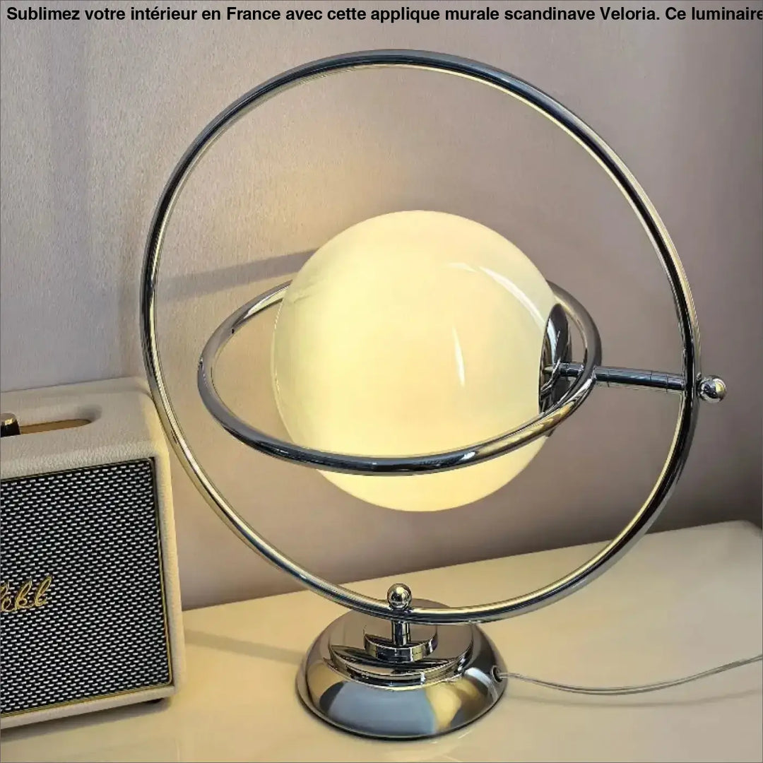 Lampe de table dessi avec effet planète globe en verre translucide off-white et base métallique chrome poli