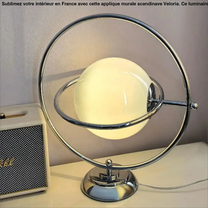 Lampe de table dessi avec effet planète globe en verre translucide off-white et base métallique chrome poli