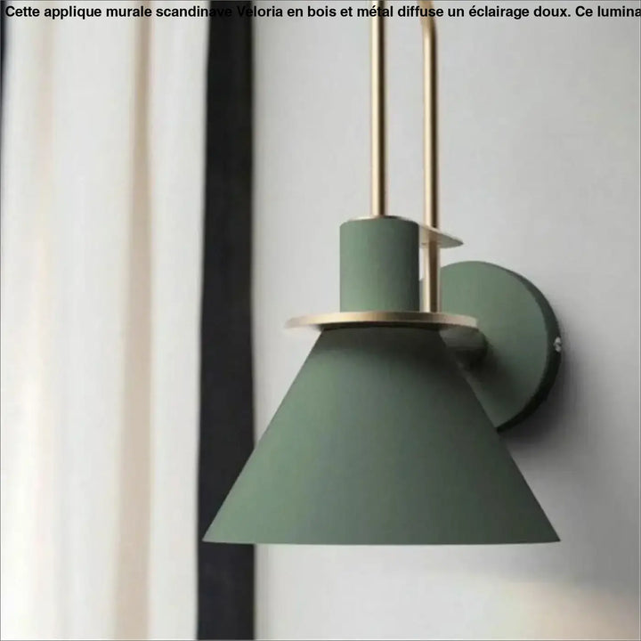 Applique murale scandinave olive verte moderne avec accents en laiton et abat-jour conique veloria