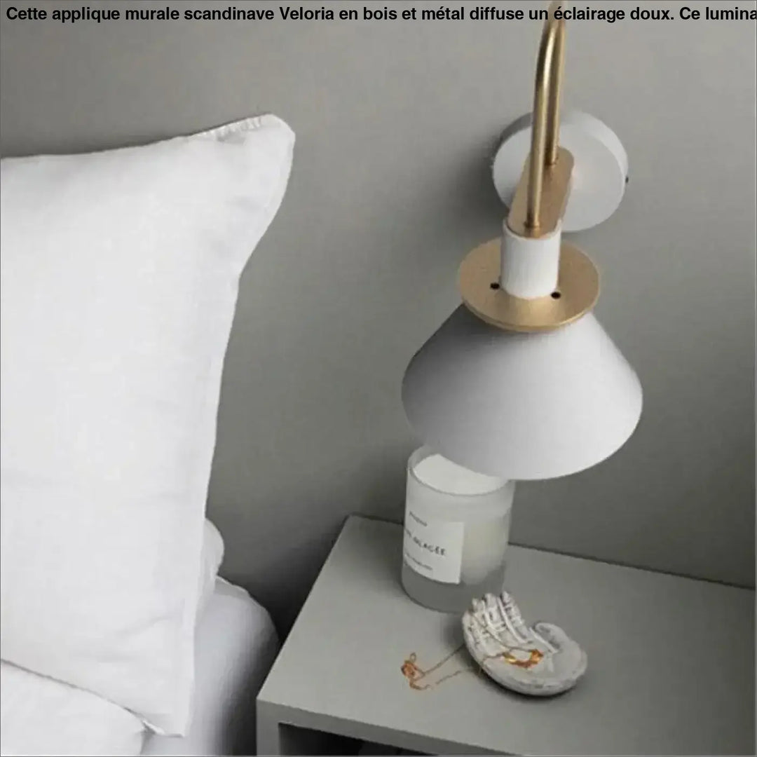 Applique murale scandinave veloria avec abat-jour conique blanc mat et accents métalliques couleur laiton