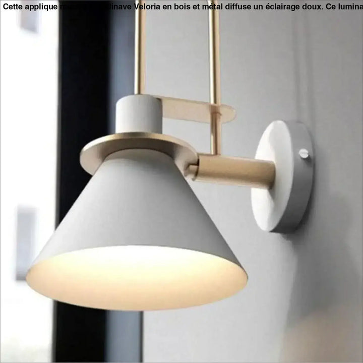 Applique murale scandinave veloria avec abat-jour conique gris mat et bras en métal finition laiton pour chambre nordique