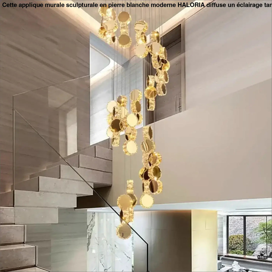 Suspension Design En Cascade Avec Boules Dorées Élégantes

