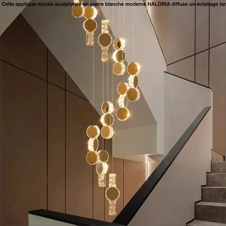 Suspension Design En Cascade Avec Boules Dorées Élégantes

