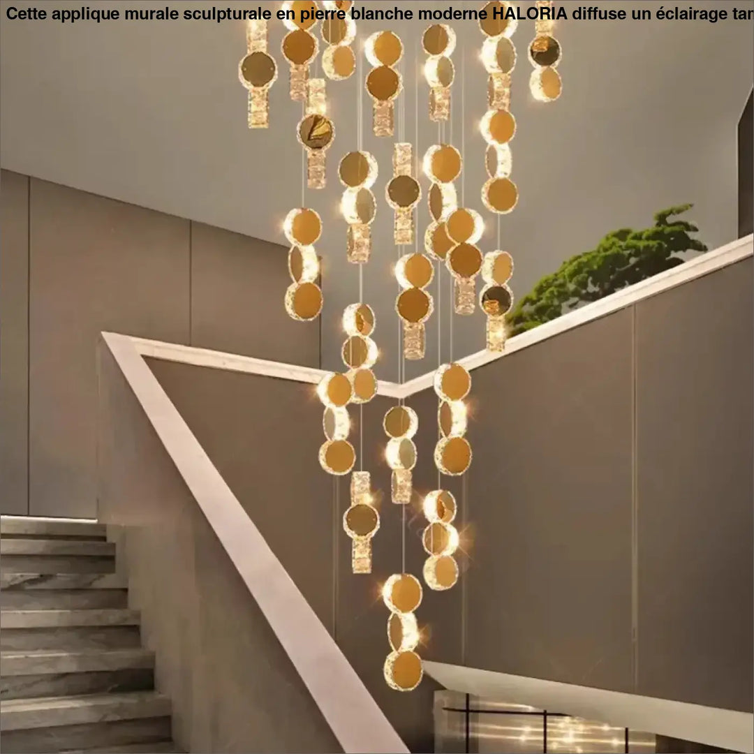 Suspension Design En Cascade Avec Boules Dorées Élégantes

