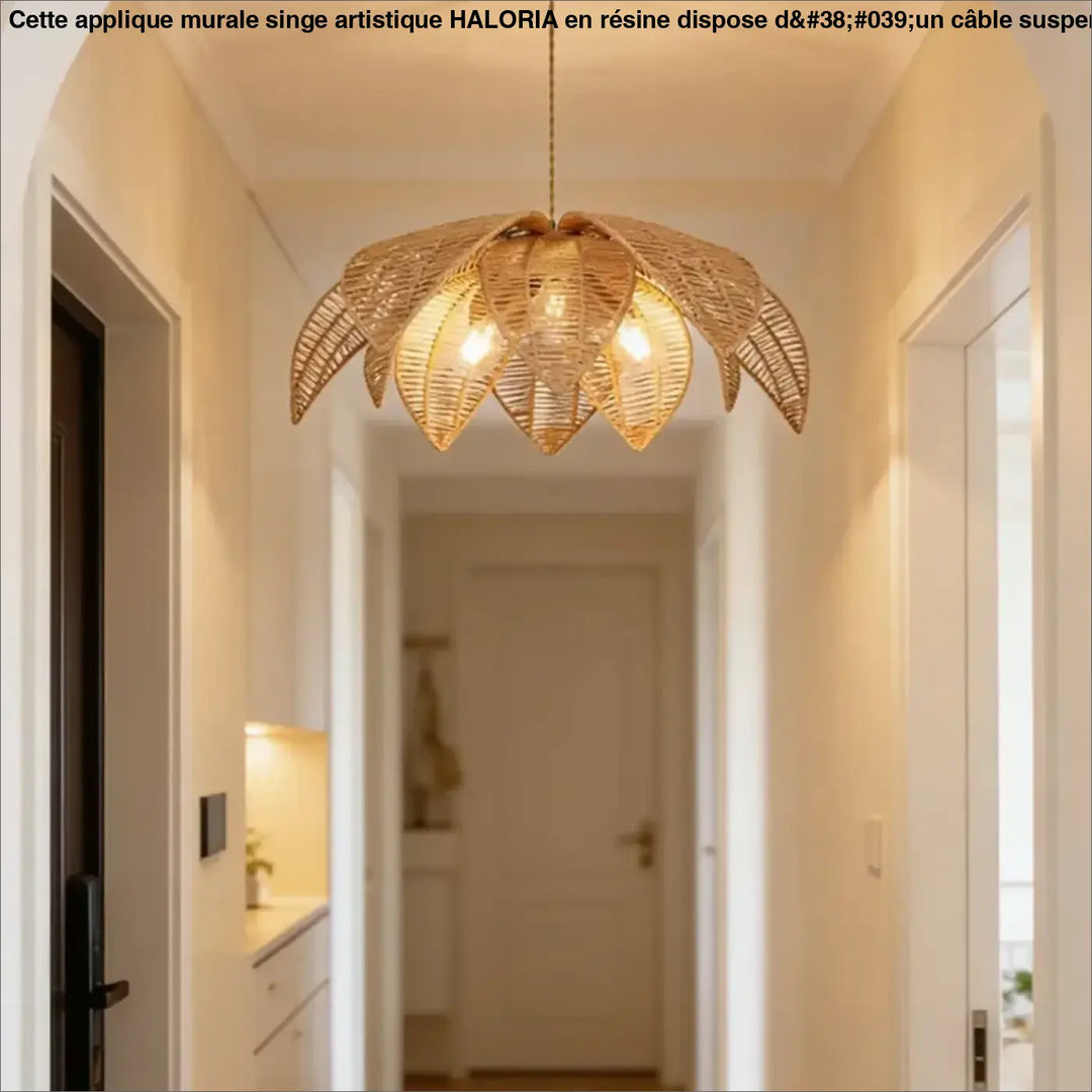 Suspension luminaire jamila en rotin tissé chauffant en forme d’une fleur lotus ouverte couleur or naturel pour salle à manger
