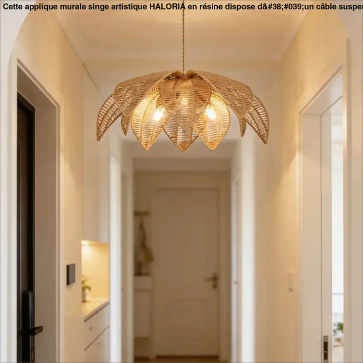 Suspension luminaire jamila en rotin tissé chauffant en forme d’une fleur lotus ouverte couleur or naturel pour salle à manger