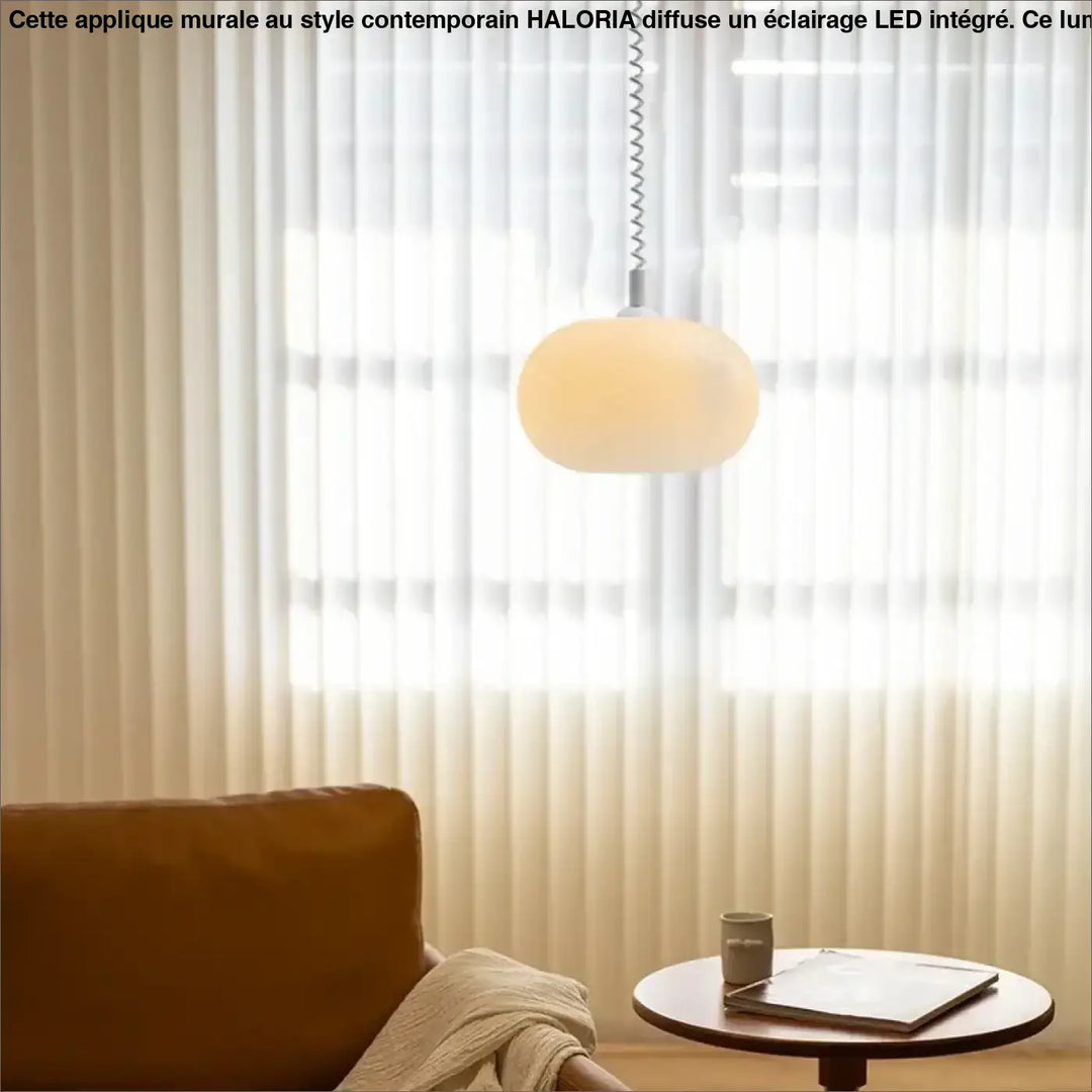 Suspension luminaire pendira en verre blanc avec forme ovale et câble spiralé en métal pour un éclairage doux