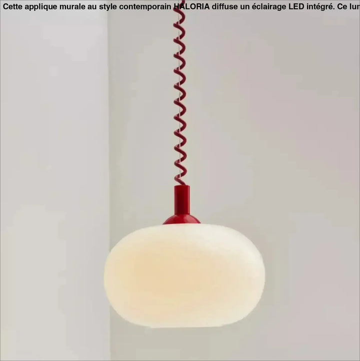 Suspension luminaire pendira avec globe en verre blanc froissé et câble spiralé rouge vif moderne