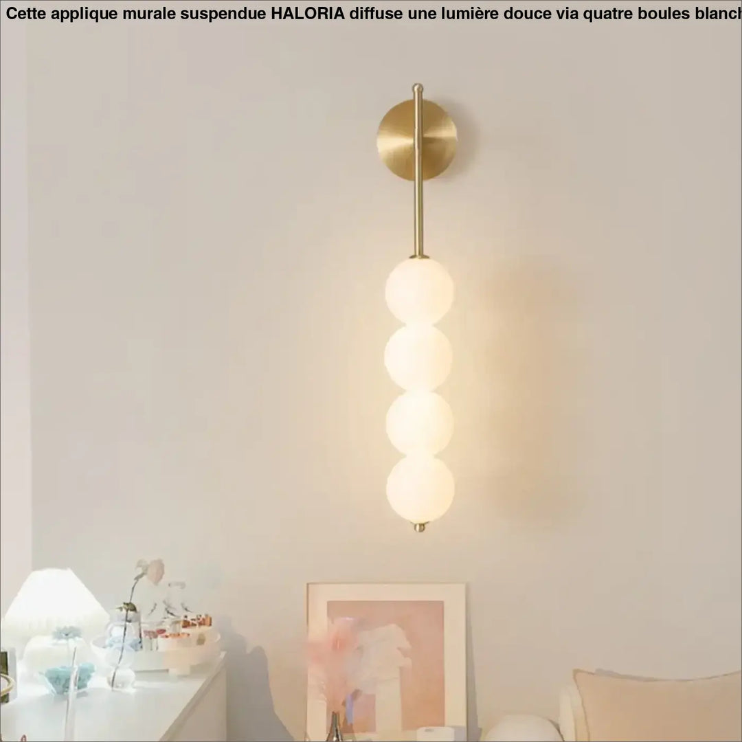 Applique murale suspendue haloria en métal doré avec quatre boules de verre blanc dépoli empilées