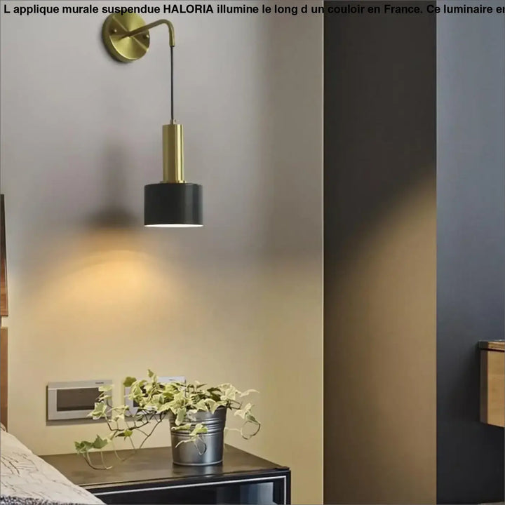 Applique murale suspendue haloria en laiton finition avec abat-jour cylindrique noir pour un éclairage élégant