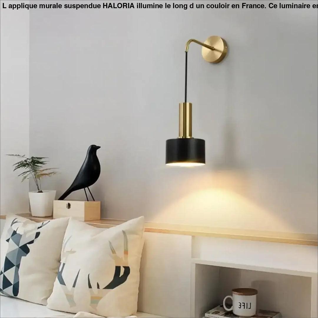 Applique murale suspendue haloria avec abat-jour cylindrique noir et bras métallique doré moderne et élégant