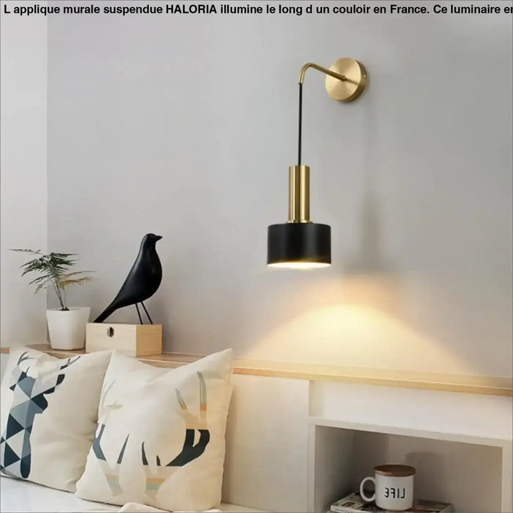 Applique murale suspendue haloria avec abat-jour cylindrique noir et bras métallique doré moderne et élégant