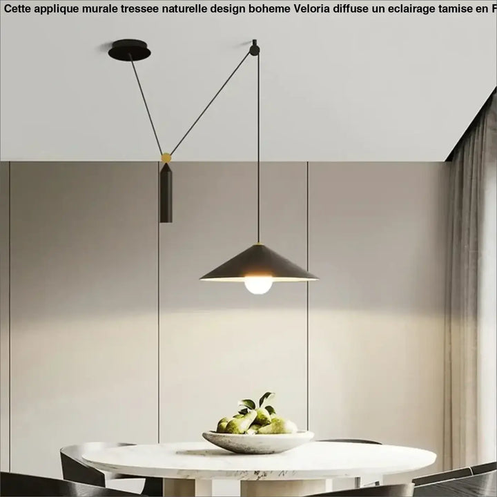 Applique murale tressee naturelle design bohème veloria avec lumière suspensive conique noire et bras ajustable