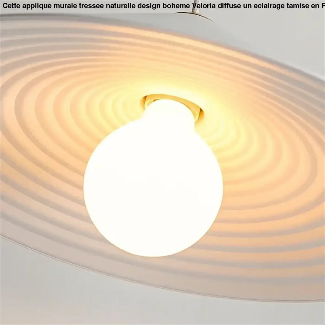 Applique murale tressee naturelle avec abat-jour blanc à rainures circulaires et ampoule en verre dépoli par veloria