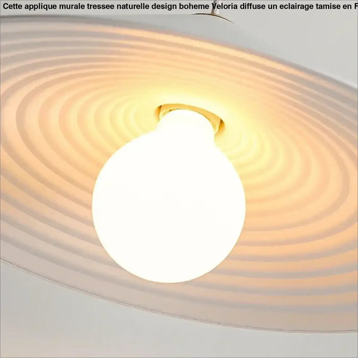 Applique murale tressee naturelle avec abat-jour blanc à rainures circulaires et ampoule en verre dépoli par veloria