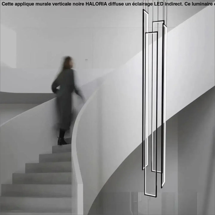 Suspension verticale noire avec cadres LED pour escalier
