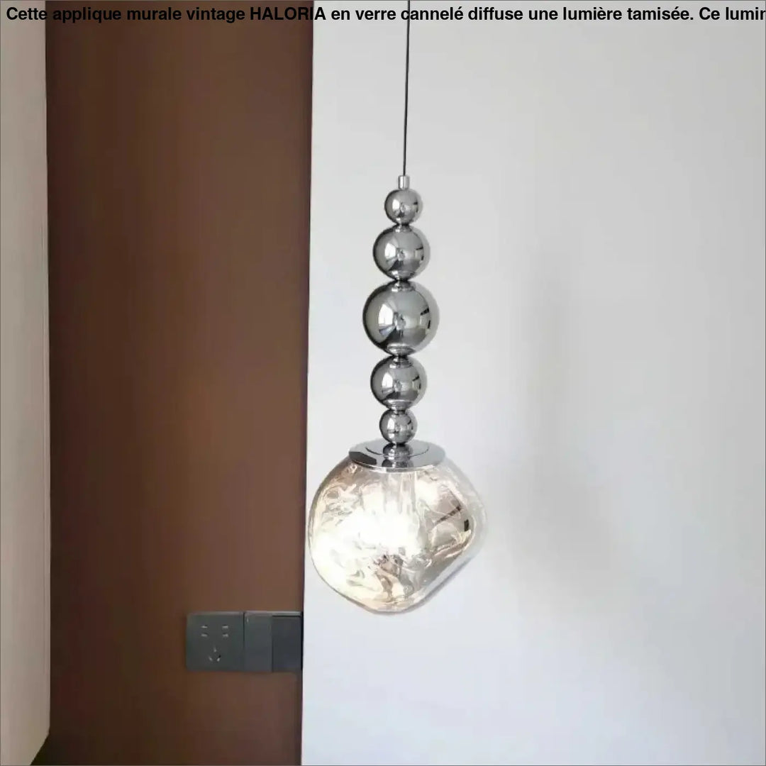 Suspension luminaire venusía avec verre opalin translucide et sphères chromées poli, design moderne et élégant