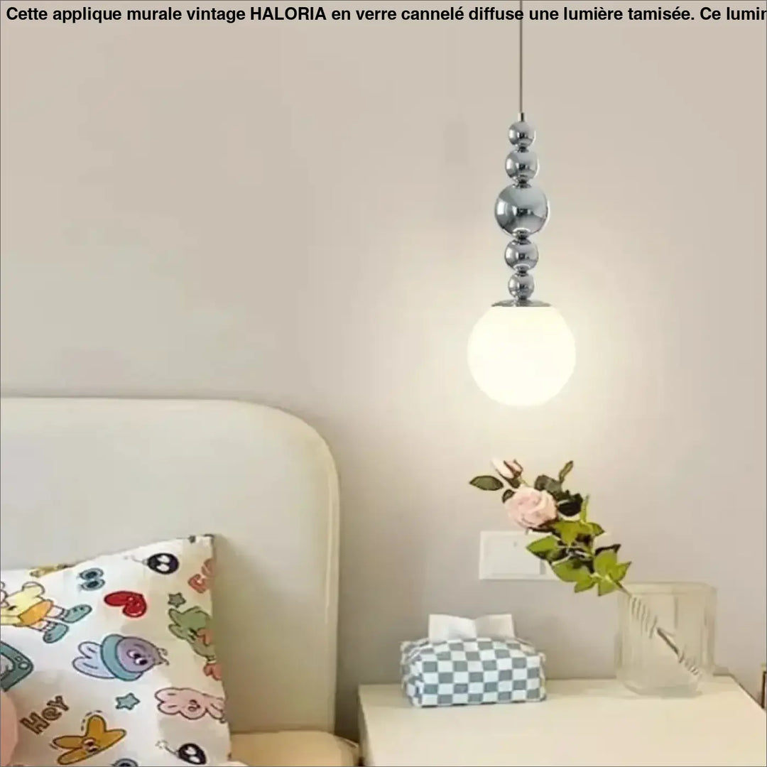 Suspension luminaire venusia avec chaîne chrome et perles sphériques verre opalin et globe blanc doux