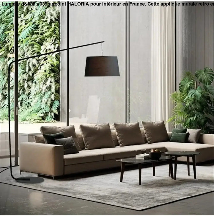 Beige canapé dangle avec coussins taupe moelleux et coussins dappoint verts foncés pour appliques murales retro haloria