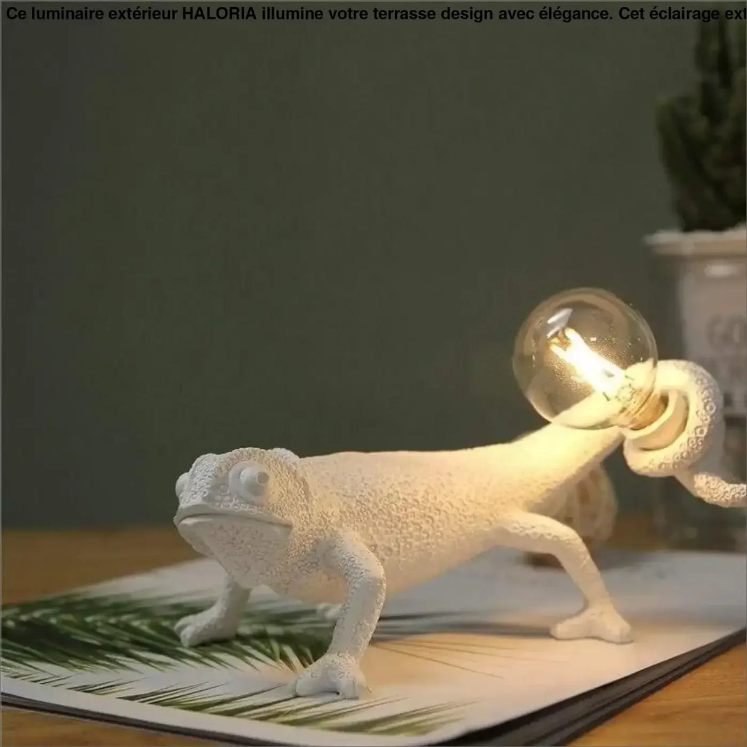 Luminaire extérieur blanc en résine en forme de caméléon avec ampoule à filament dans la queue pour eclairage exterieur terrasse design