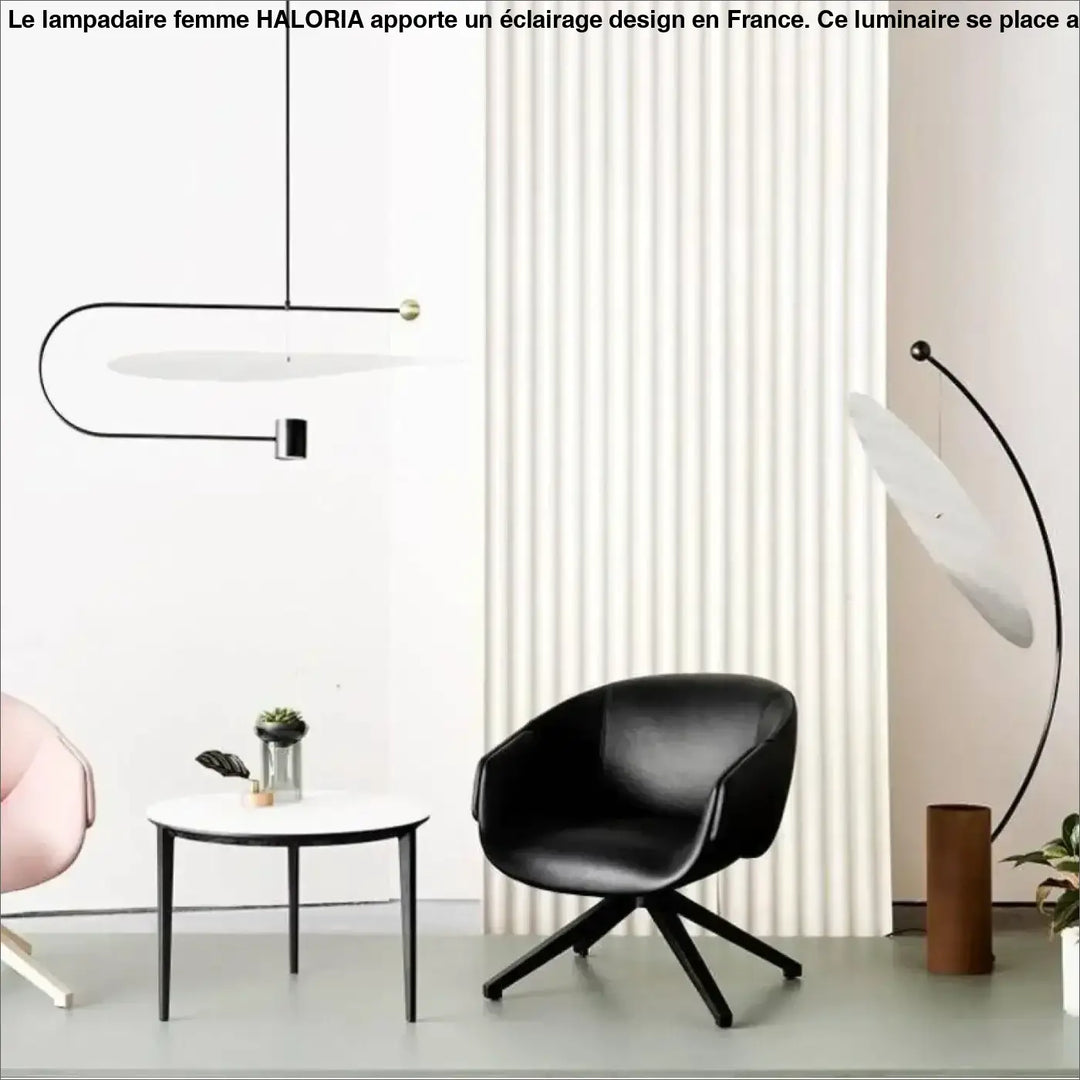 Fauteuil en cuir noir au côté d’un canapé avec base étoile moderne pour femme lampadaire haloria