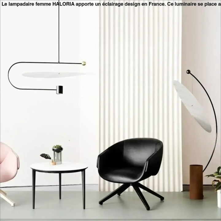 Fauteuil en cuir noir au côté d’un canapé avec base étoile moderne pour femme lampadaire haloria