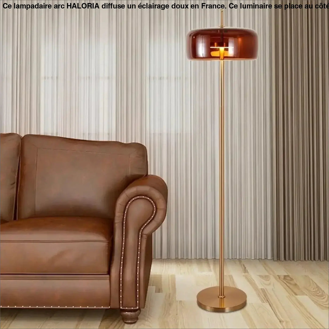 Lampadaire arc grand avec abat-jour en verre ambré et base en métal laiton, idéal côté d’un canapé