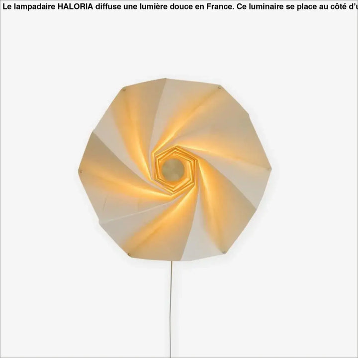 Grand lampadaire haloria côté d’un canapé avec lampe murale moderne en matériau translucide off-white à design spirale