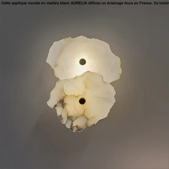 Grande applique murale en marbre blanc aurelia avec deux abat-jours organiques idéale pour un couloir long d’un couloir