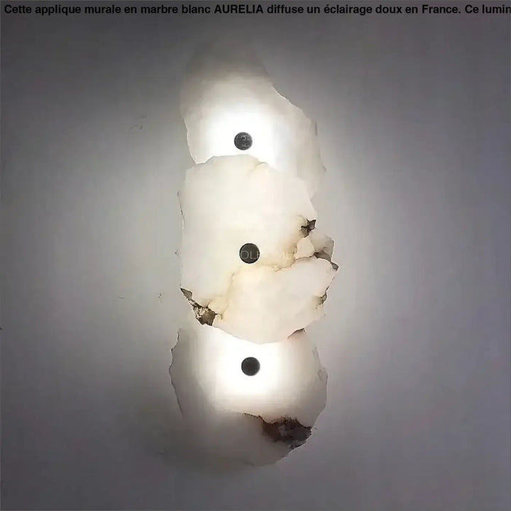 Grande applique murale en marbre blanc aurelia avec trois ampoules circulaires encastrées pour un long d un couloir