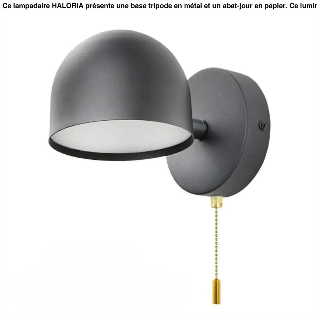 Applique murale style scandinave en métal noir mat avec chaîne en laiton participe à créer une ambiance élégante