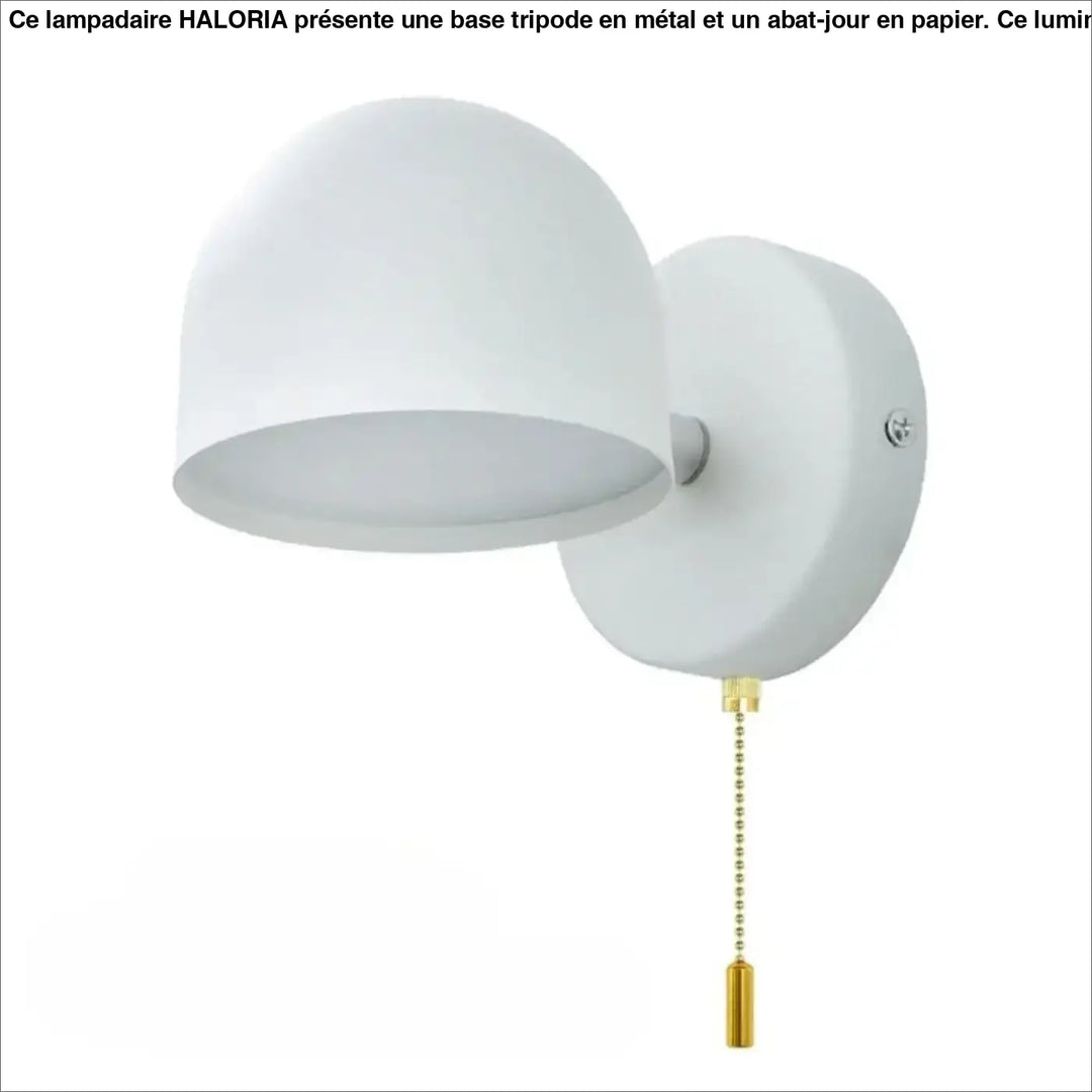 Applique murale blanche en forme de dôme avec chaîne de tirage dorée style scandinave participe à créer une ambiance raffinée