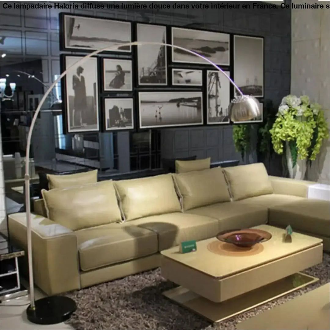 Lampadaire avec boule haloria à côté d’un canapé beige en cuir avec table basse assortie et lampadaire arqué