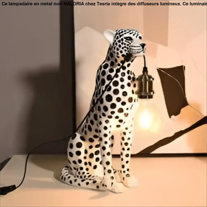 Lampe de table felina en céramique blanche brillante avec spots noirs design léopard pour table design élégante