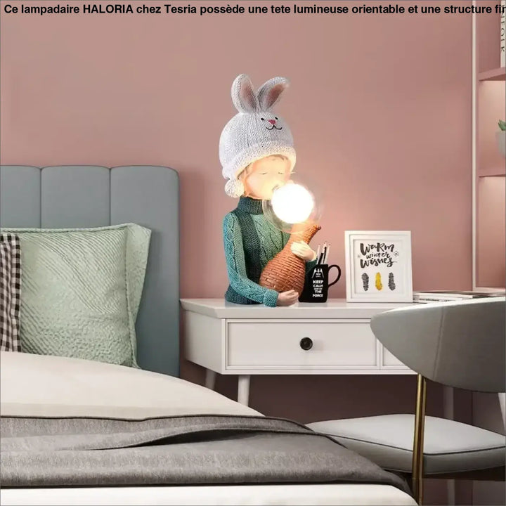 Lampe de chevet tiloux design avec bonnet lapin en tricot tenant un globe lumineux en panier tissé