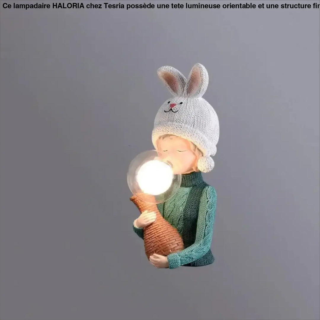 Lampe de chevet tiloux chevet design avec globe lumineux tenue par enfant en bonnet lapin et pull vert