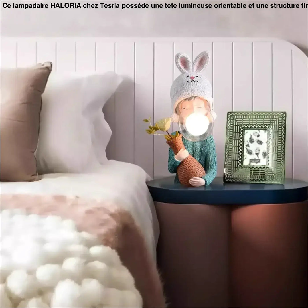 Lampe de chevet tiloux avec figurine lapin portant bonnet lapin et pull, tenant un globe lumineux en vase tissé